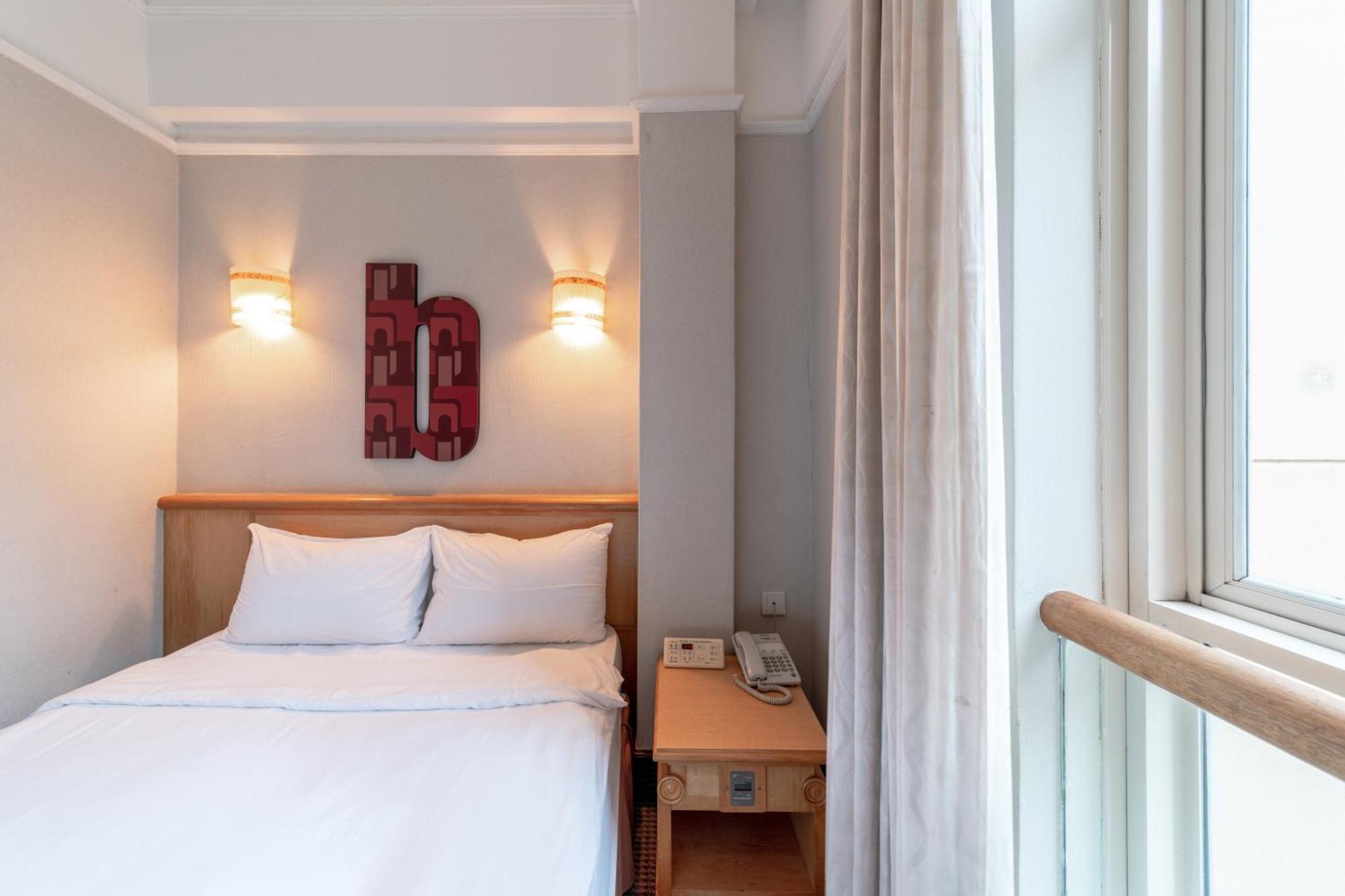 Standard Queen Room