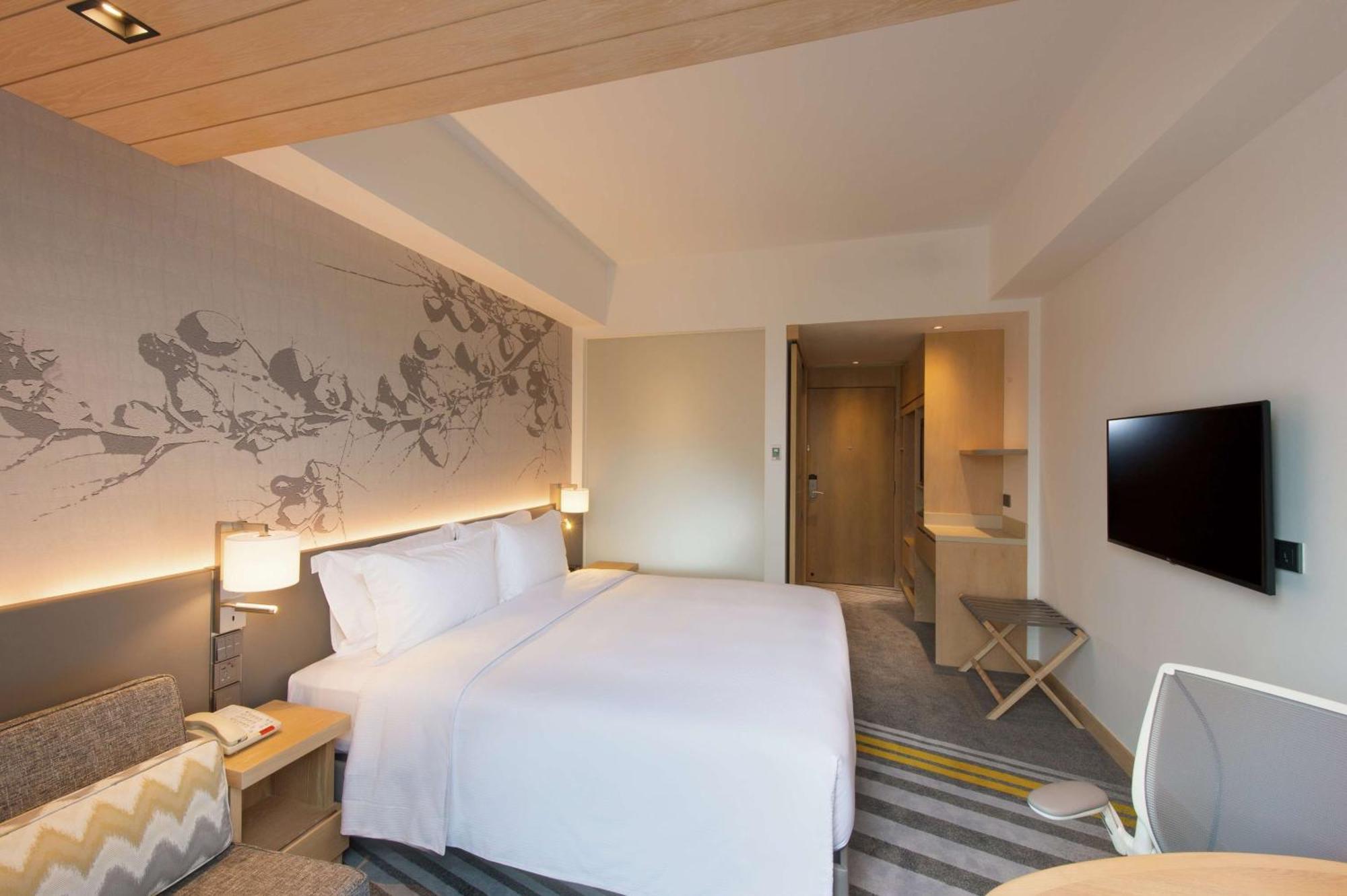 Deluxe King Room with Balcony