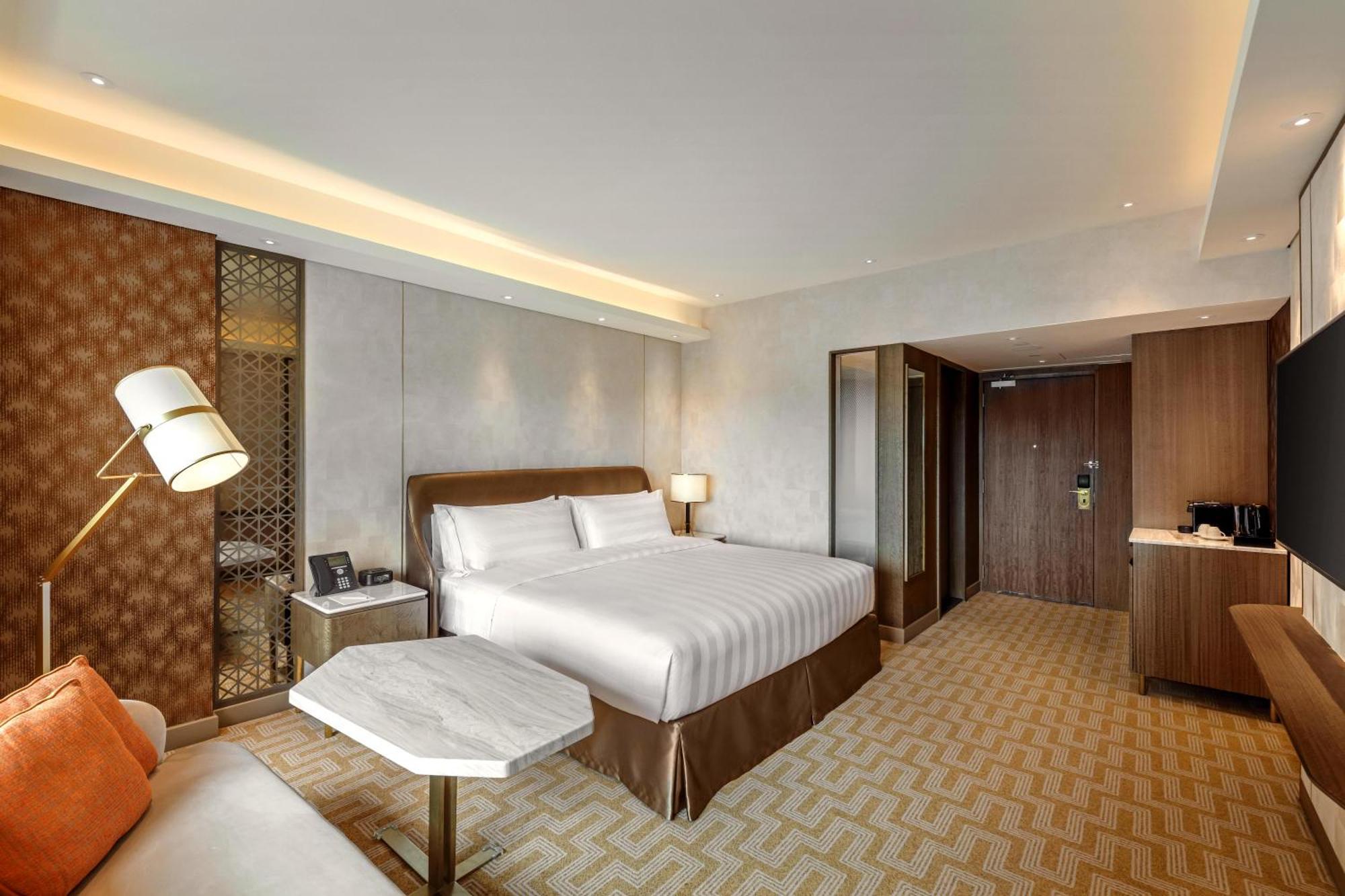 PARKROYAL Club Deluxe Double or Twin Room