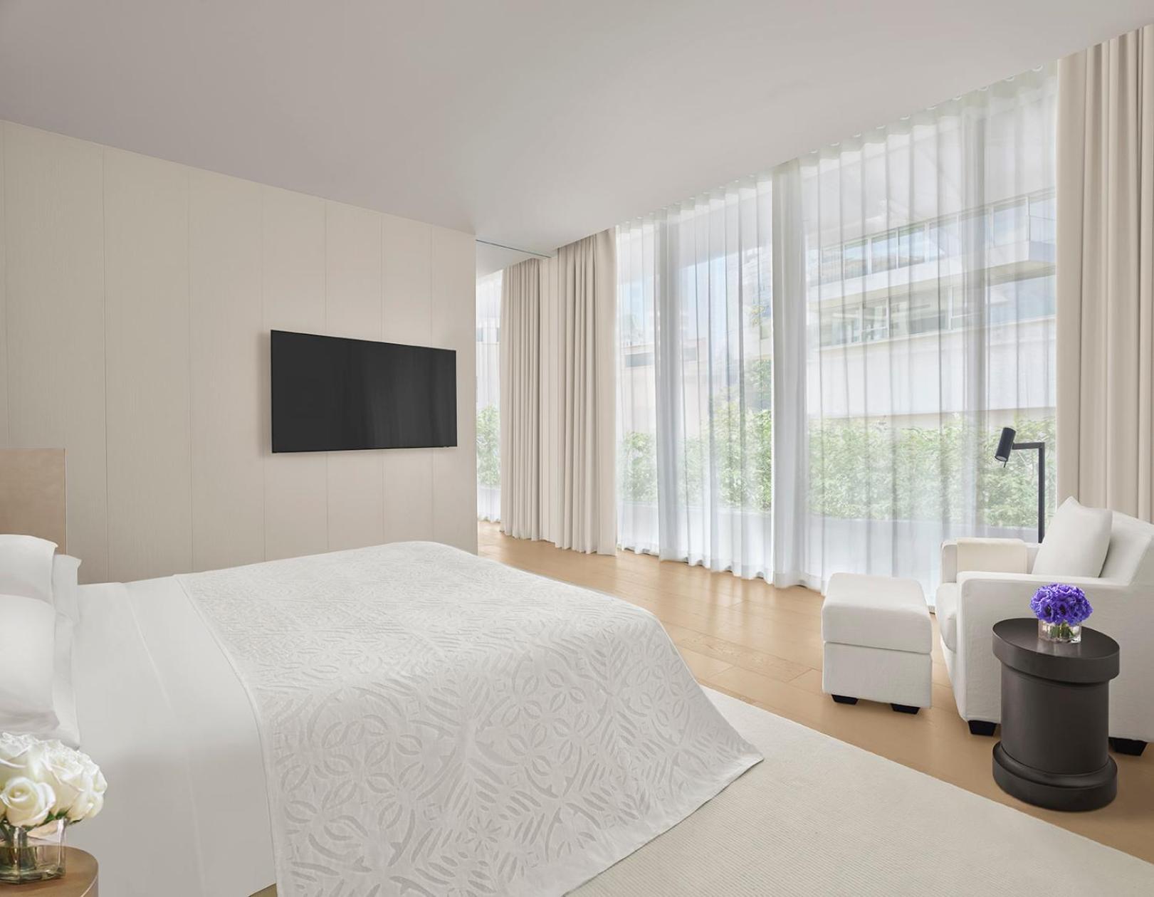 Premier Suite, 1 Bedroom Larger Suite, 1 King, Garden view, Top floor