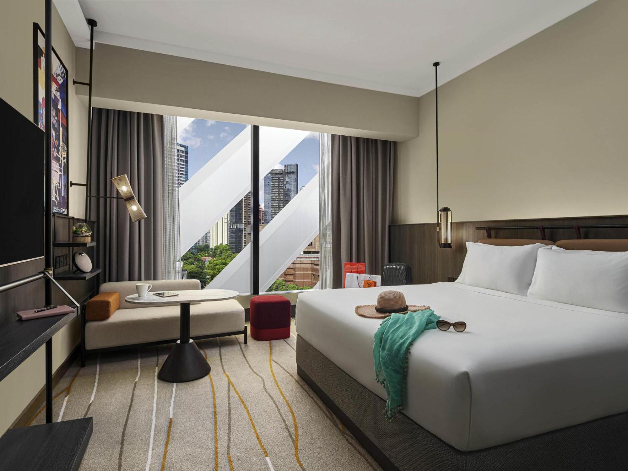 Deluxe Premier Room 1 King Bed High Floor Orchard Paragon View,1718568487:JPEG