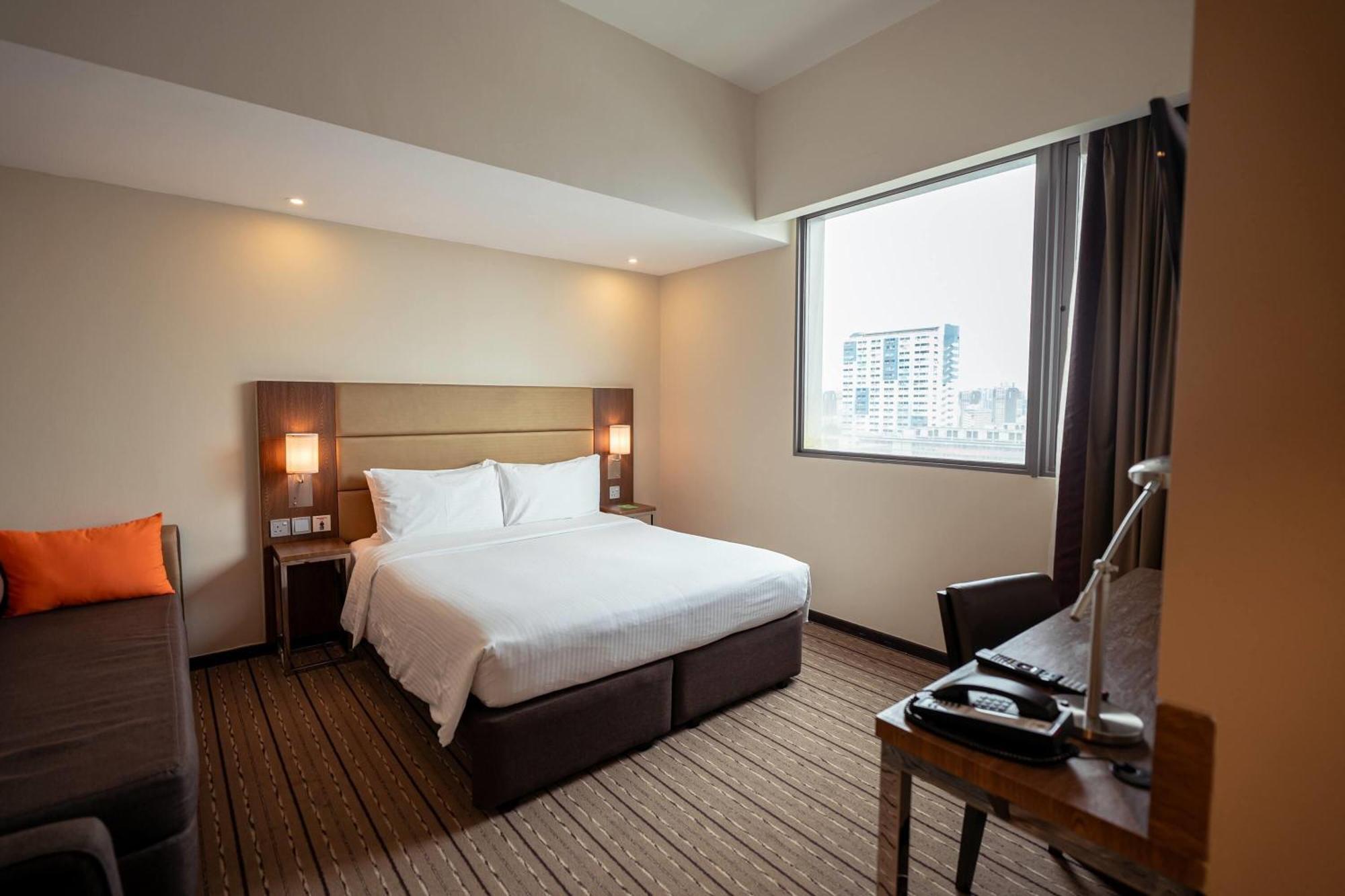 Universal Accessible Room with 1 Queen Bed