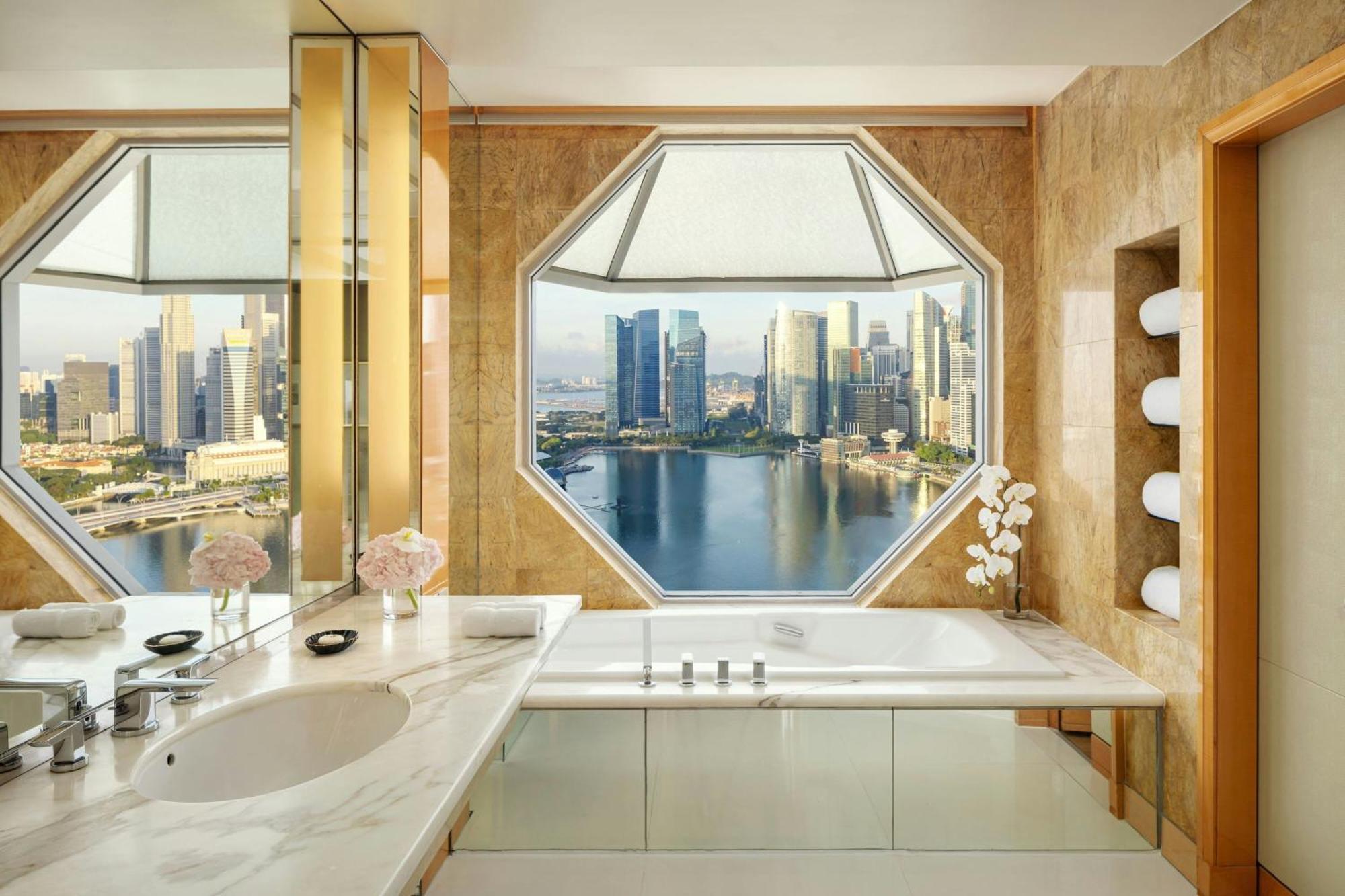 Deluxe Marina 1 King Bed Marina Bay View
