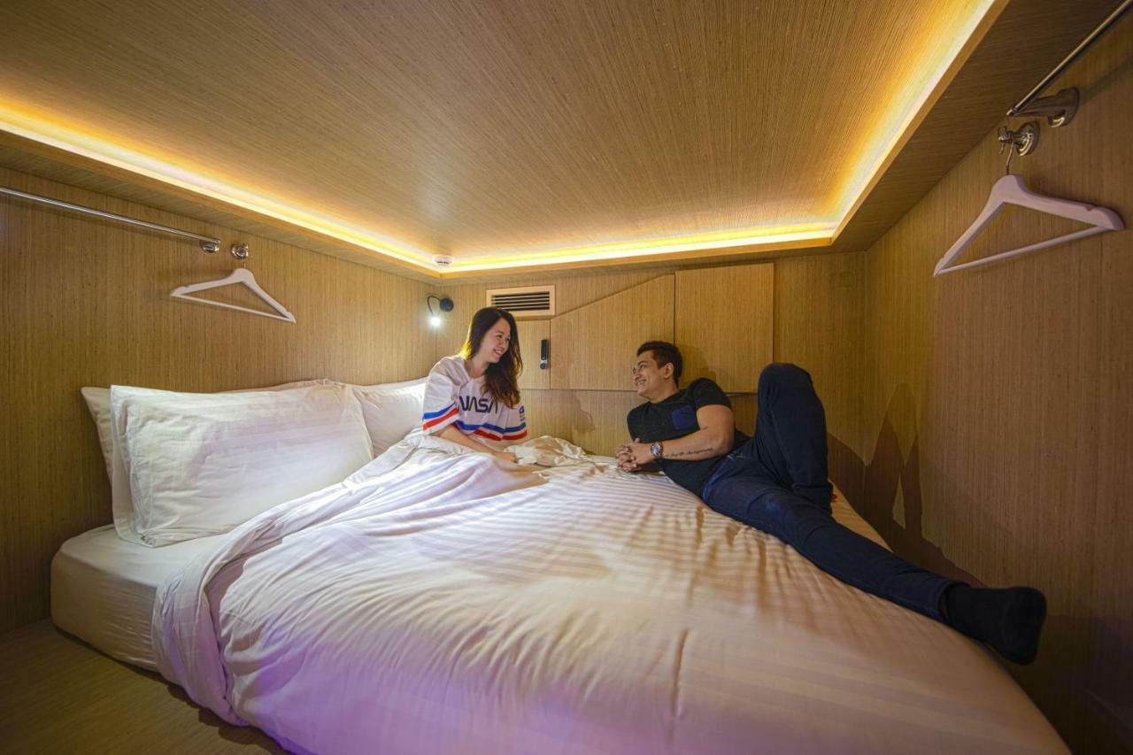 Queen Capsule in Mixed Room